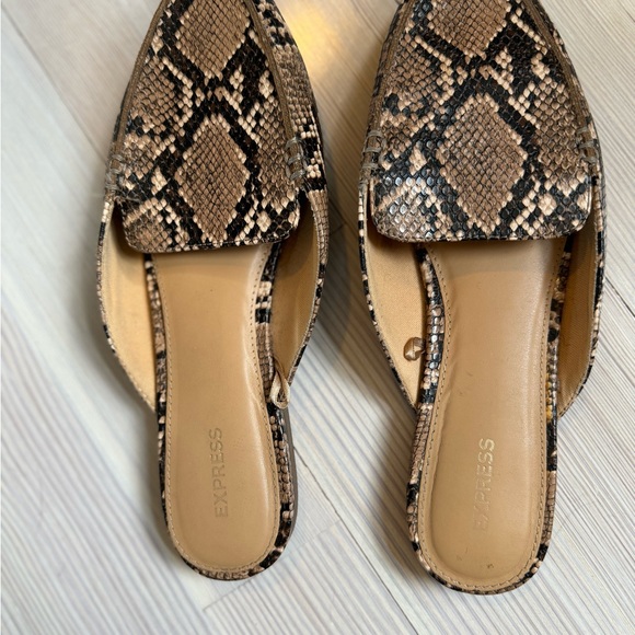 Express pointed toe snake skin flats - Picture 3 of 4
